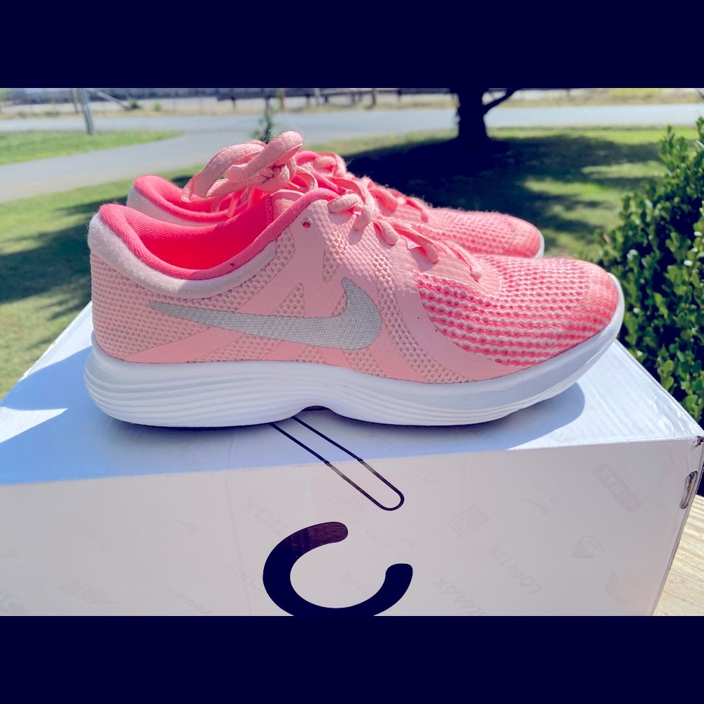 Nike Revolution 4